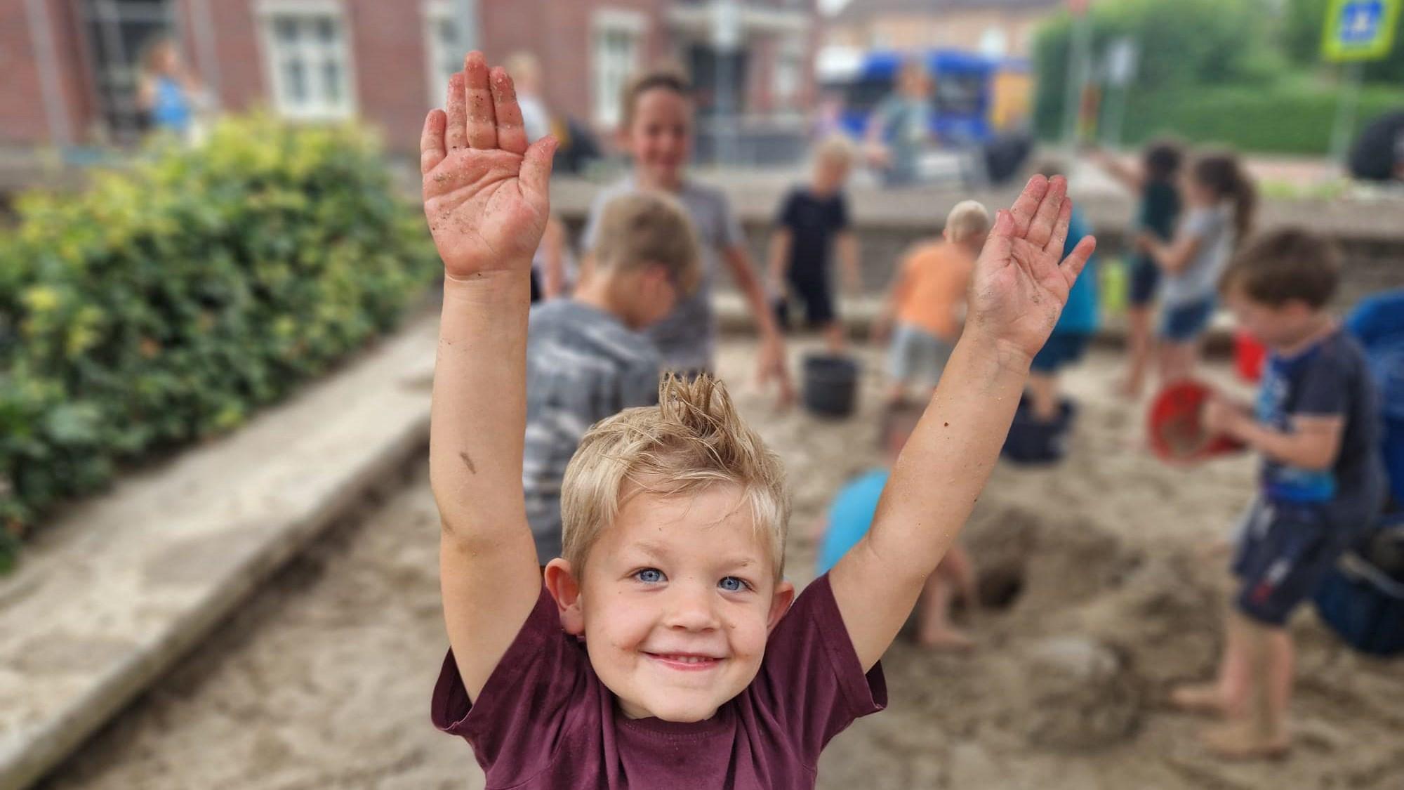 Kindcentrum de Doolgaard in Horst, een blije jongen met zijn handen in de lucht terwijl hij speelt op het schoolplein. Kindcentrum de Doolgaard in Horst, een blije jongen met zijn handen in de lucht terwijl hij speelt op het schoolplein.
