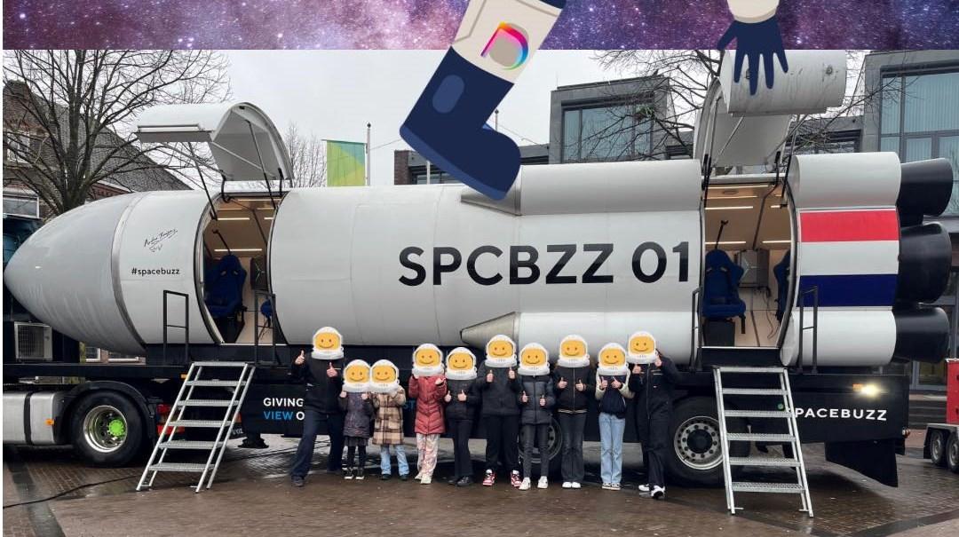 Kindcentrum de Doolgaard in Horst is te zien met leerlingen voor de ruimte-express SPCBZZ 01. Kindcentrum de Doolgaard in Horst is te zien met leerlingen voor de ruimte-express SPCBZZ 01.