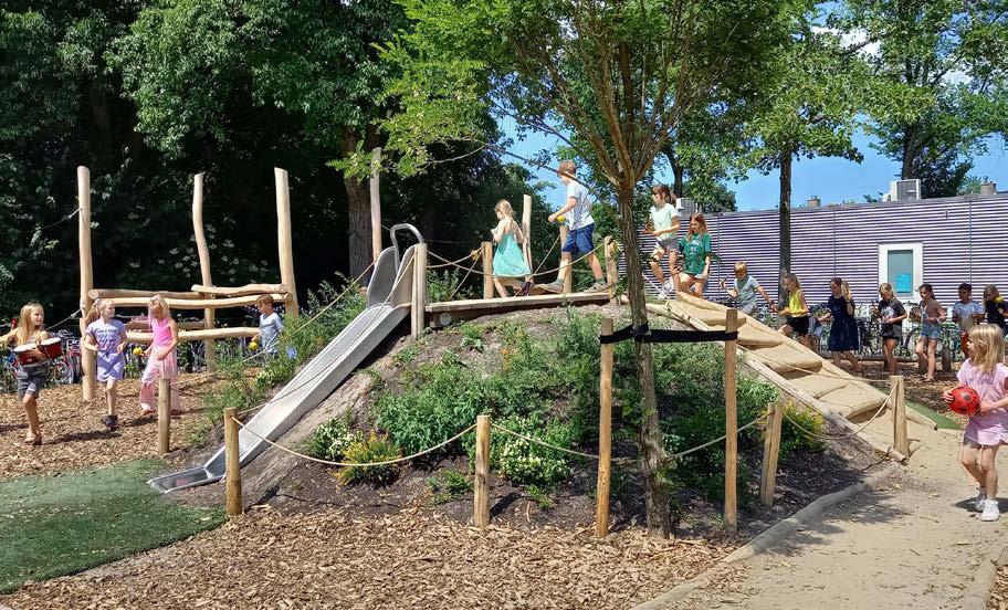 Kindcentrum De Duif in Heiloo heeft een speelse en natuurlijke schoolplein met kinderen die genieten van de glijbaan en klimstructuren. Kindcentrum De Duif in Heiloo heeft een speelse en natuurlijke schoolplein met kinderen die genieten van de glijbaan en klimstructuren.