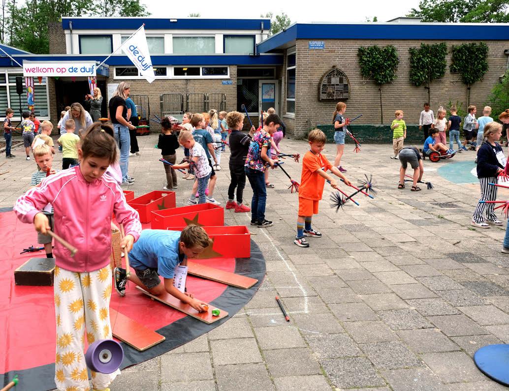Kindcentrum De Duif in Heiloo organiseerde een levendige activiteit op het schoolplein met kinderen die creatieve spellen spelen. Kindcentrum De Duif in Heiloo organiseerde een levendige activiteit op het schoolplein met kinderen die creatieve spellen spelen.