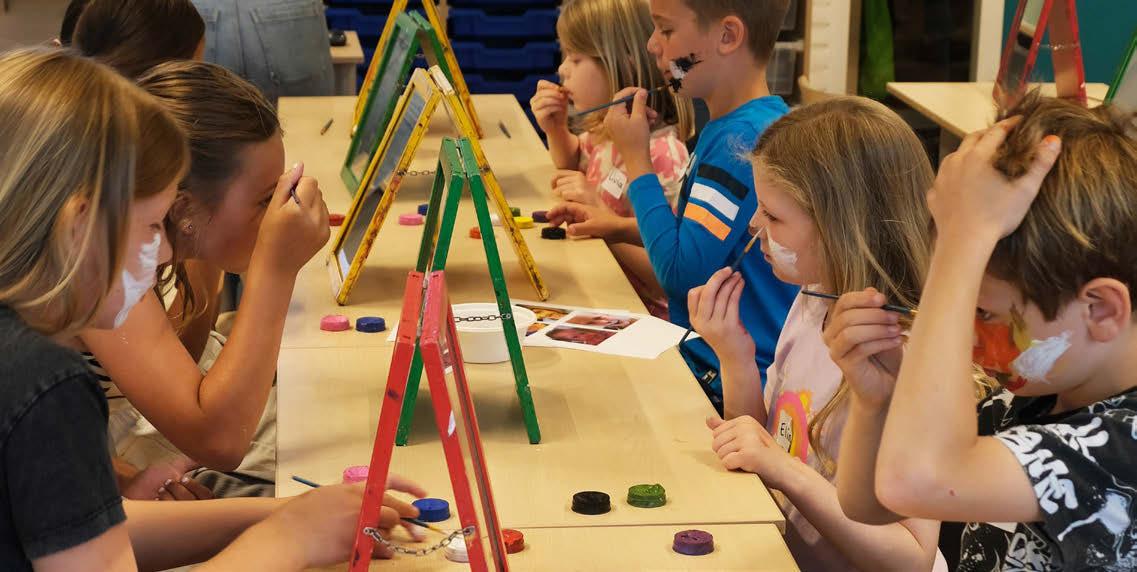 Kindcentrum De Duif in Heiloo organiseert een creatieve activiteit voor kinderen waarbij ze hun gezicht schilderen. Kindcentrum De Duif in Heiloo organiseert een creatieve activiteit voor kinderen waarbij ze hun gezicht schilderen.
