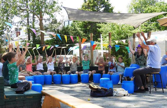 Kindcentrum De Duif in Heiloo organiseert een interactieve activiteit op het schoolplein met enthousiaste kinderen. Kindcentrum De Duif in Heiloo organiseert een interactieve activiteit op het schoolplein met enthousiaste kinderen.