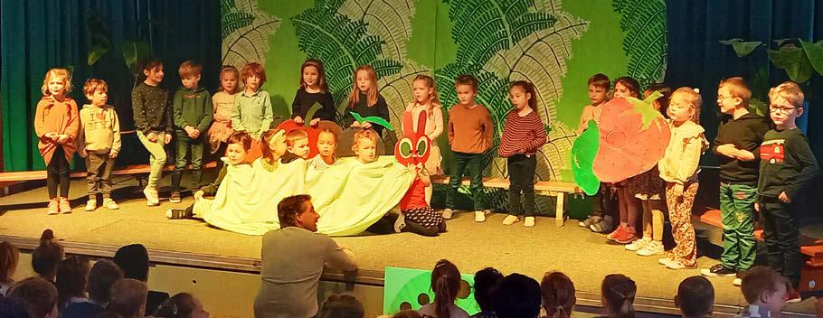 Kindcentrum De Duif in Heiloo organiseert een opvoeringsactiviteit met leerlingen die verkleed zijn als groenten en fruit. Kindcentrum De Duif in Heiloo organiseert een opvoeringsactiviteit met leerlingen die verkleed zijn als groenten en fruit.