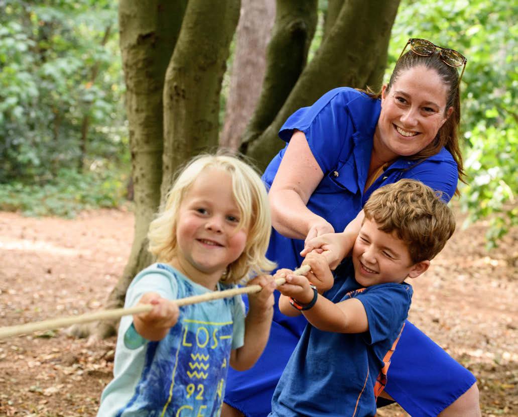 Kindcentrum De Duif in Heiloo organiseert spelletjes in de natuur met blije kinderen en een leerkracht. Kindcentrum De Duif in Heiloo organiseert spelletjes in de natuur met blije kinderen en een leerkracht.