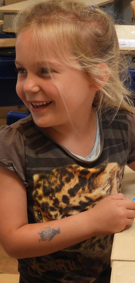 Kindcentrum De Duif in Heiloo toont een blije leerling met een glittertattoo op haar arm. Kindcentrum De Duif in Heiloo toont een blije leerling met een glittertattoo op haar arm.