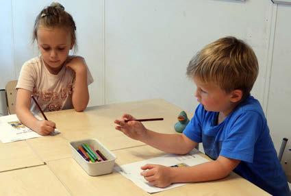 Kindcentrum De Duif in Heiloo, waar kinderen creatief aan het werk zijn met tekenen. Kindcentrum De Duif in Heiloo, waar kinderen creatief aan het werk zijn met tekenen.