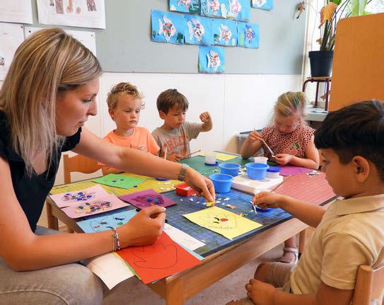 Kindcentrum De Duif in Heiloo, waar kinderen creatief bezig zijn met knutselen onder begeleiding. Kindcentrum De Duif in Heiloo, waar kinderen creatief bezig zijn met knutselen onder begeleiding.