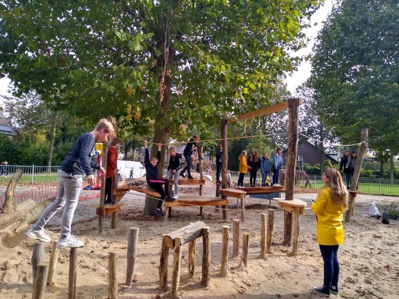 Kindcentrum De Hoeven in Beuningen (Gelderland) biedt een uitdagend schoolplein voor kinderen met diverse speeltuigen en activiteiten.