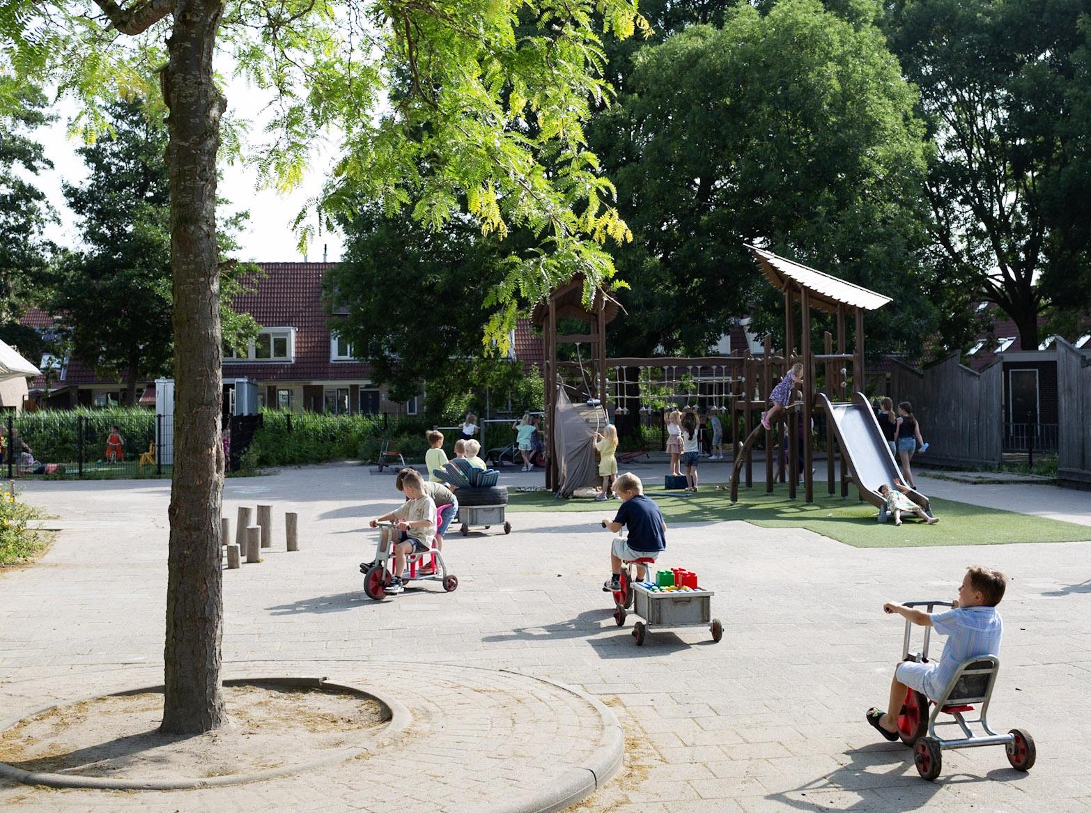 Kindcentrum de KAS in Waddinxveen biedt een speelse schoolplein waar kinderen genieten van verschillende activiteiten en spelen. Kindcentrum de KAS in Waddinxveen biedt een speelse schoolplein waar kinderen genieten van verschillende activiteiten en spelen.