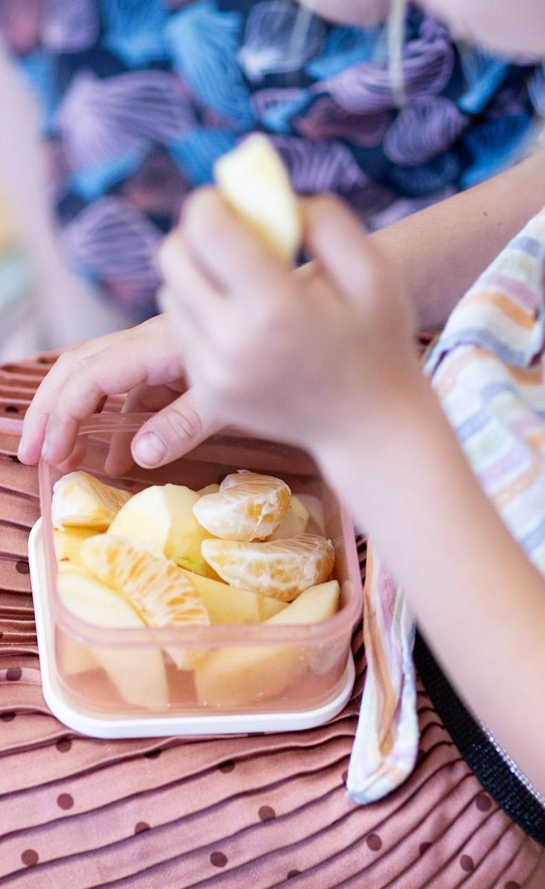 Kindcentrum de KAS in Waddinxveen: een kind geniet van een gezonde fruitsnack. Kindcentrum de KAS in Waddinxveen: een kind geniet van een gezonde fruitsnack.