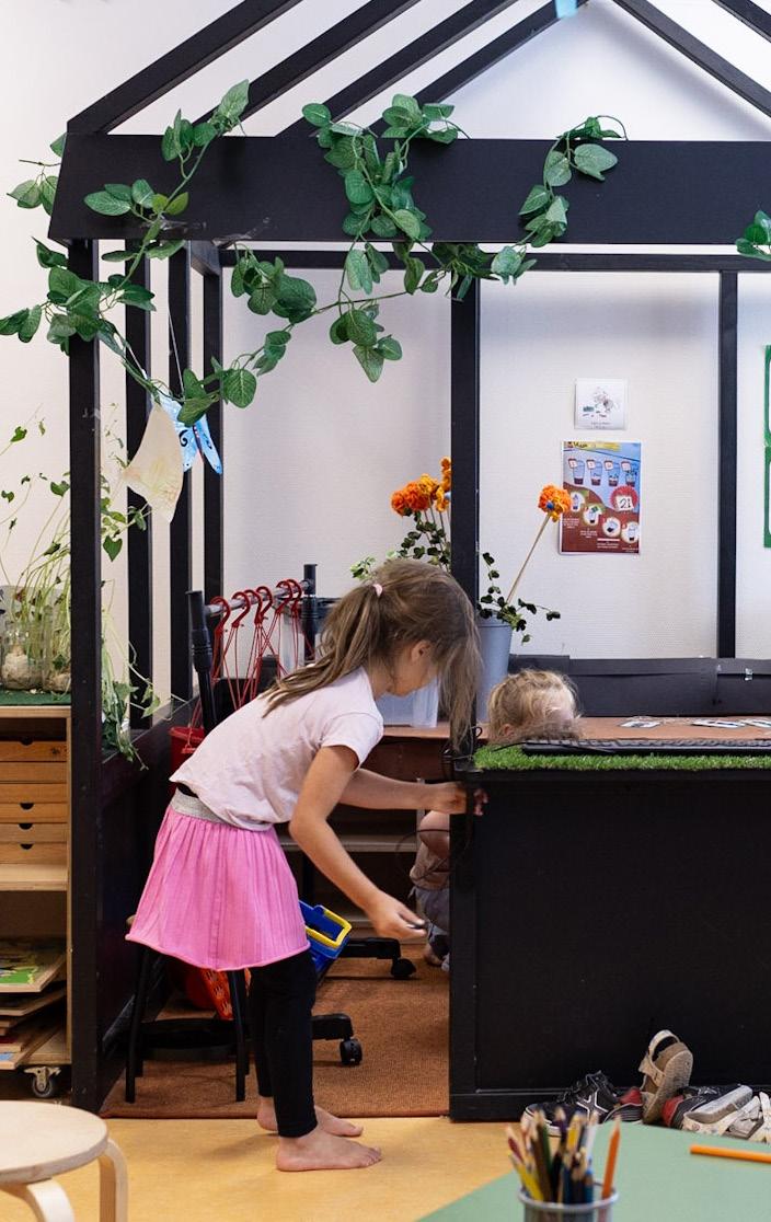 Kindcentrum de KAS in Waddinxveen, waar kinderen in een speelse omgeving bezig zijn met creatieve activiteiten. Kindcentrum de KAS in Waddinxveen, waar kinderen in een speelse omgeving bezig zijn met creatieve activiteiten.