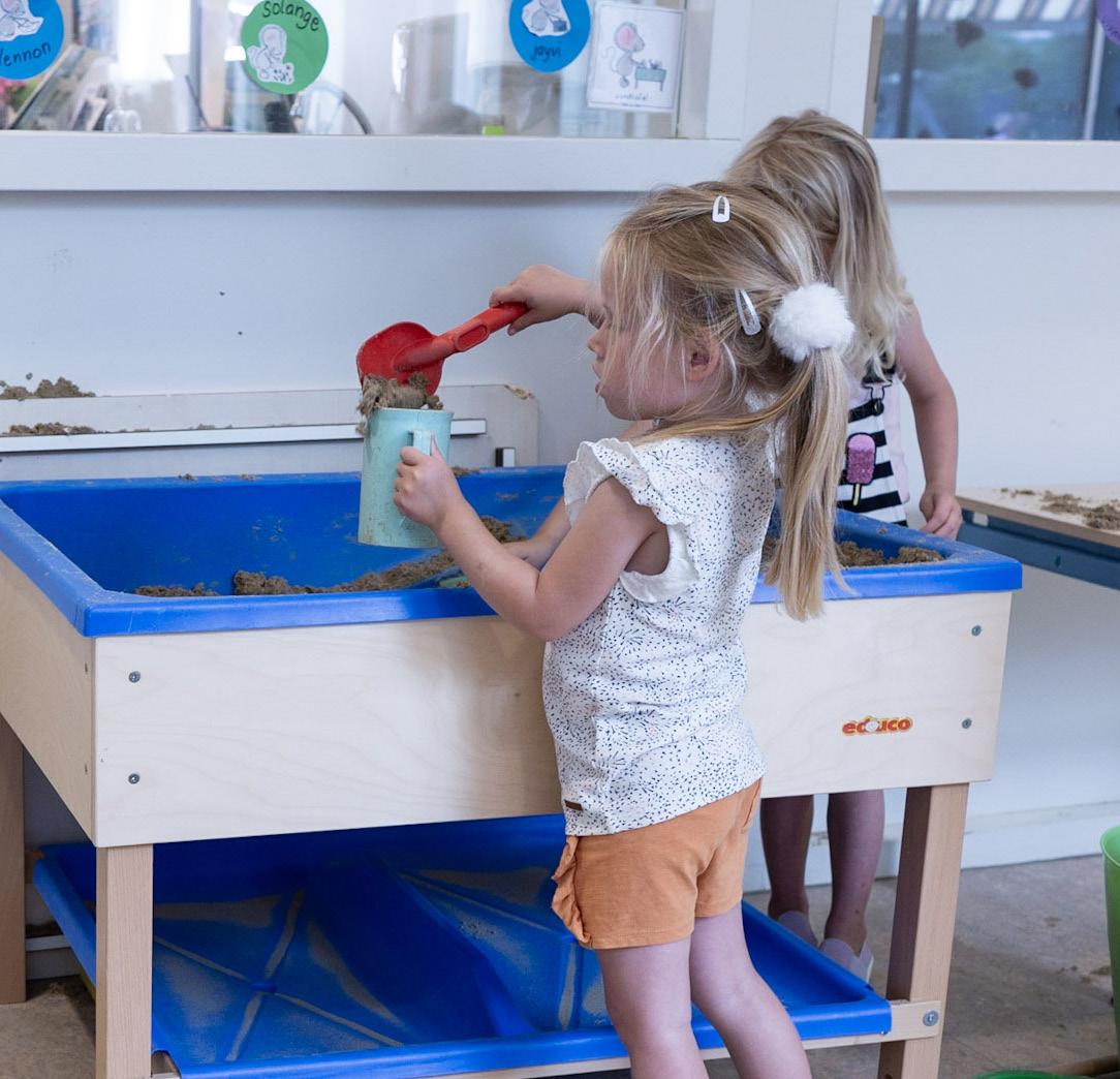 Kindcentrum de KAS in Waddinxveen, waar kinderen spelen met zand in een creatieve omgeving. Kindcentrum de KAS in Waddinxveen, waar kinderen spelen met zand in een creatieve omgeving.
