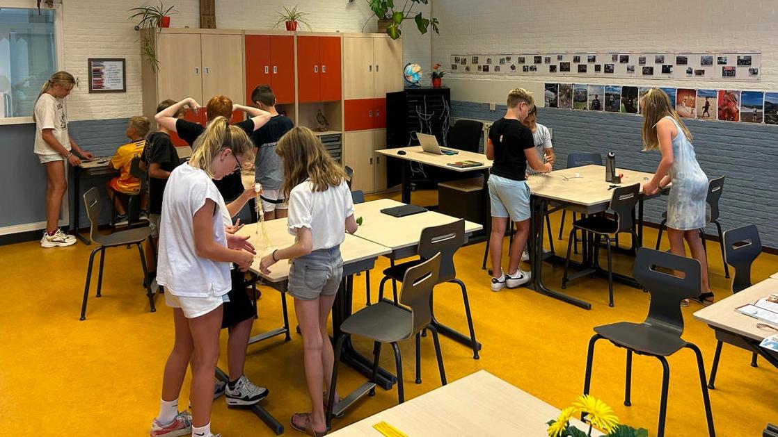 Kindcentrum De Klister in Nieuw-Buinen, leerlingen zijn bezig met een creatieve activiteit in de klas. Kindcentrum De Klister in Nieuw-Buinen, leerlingen zijn bezig met een creatieve activiteit in de klas.