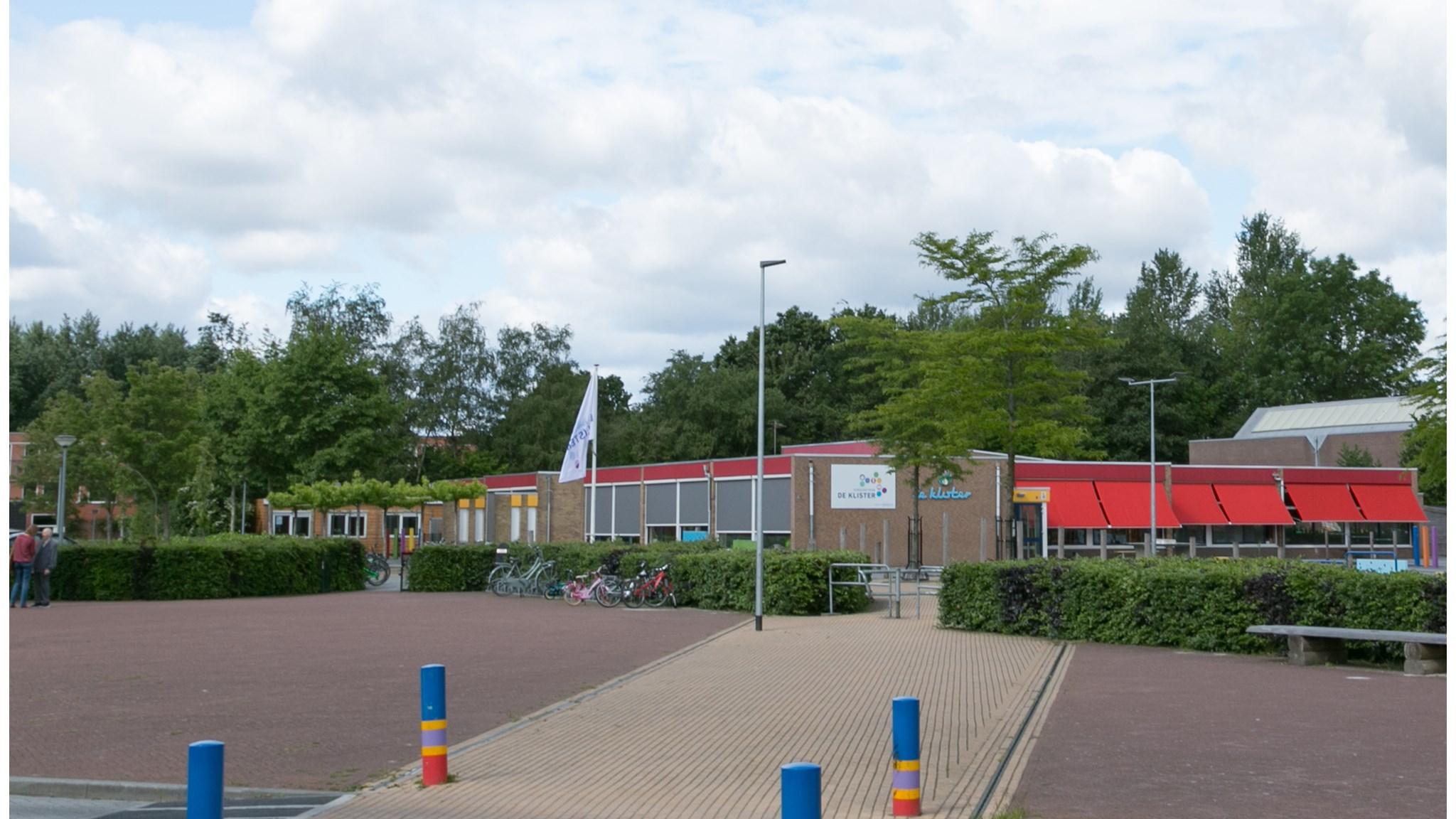 Kindcentrum De Klister in Nieuw-Buinen met een overzicht van het schoolplein en de fietsenstalling. Kindcentrum De Klister in Nieuw-Buinen met een overzicht van het schoolplein en de fietsenstalling.