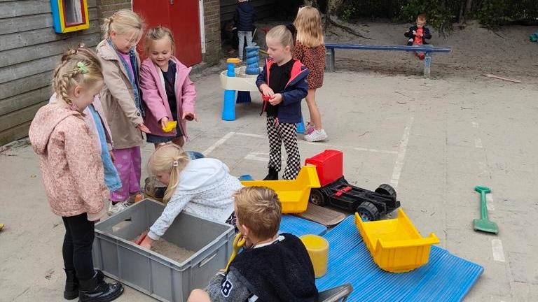 Kindcentrum De Klister in Nieuw-Buinen met kinderen die spelen op het schoolplein. Kindcentrum De Klister in Nieuw-Buinen met kinderen die spelen op het schoolplein.