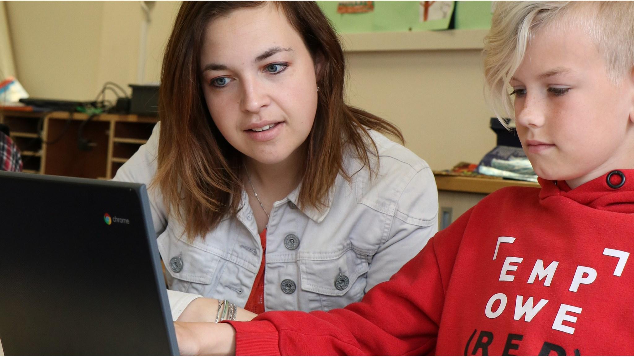 Kindcentrum De Koningsberger in Bergentheim: een leerkracht helpt een leerling met een laptop. Kindcentrum De Koningsberger in Bergentheim: een leerkracht helpt een leerling met een laptop.