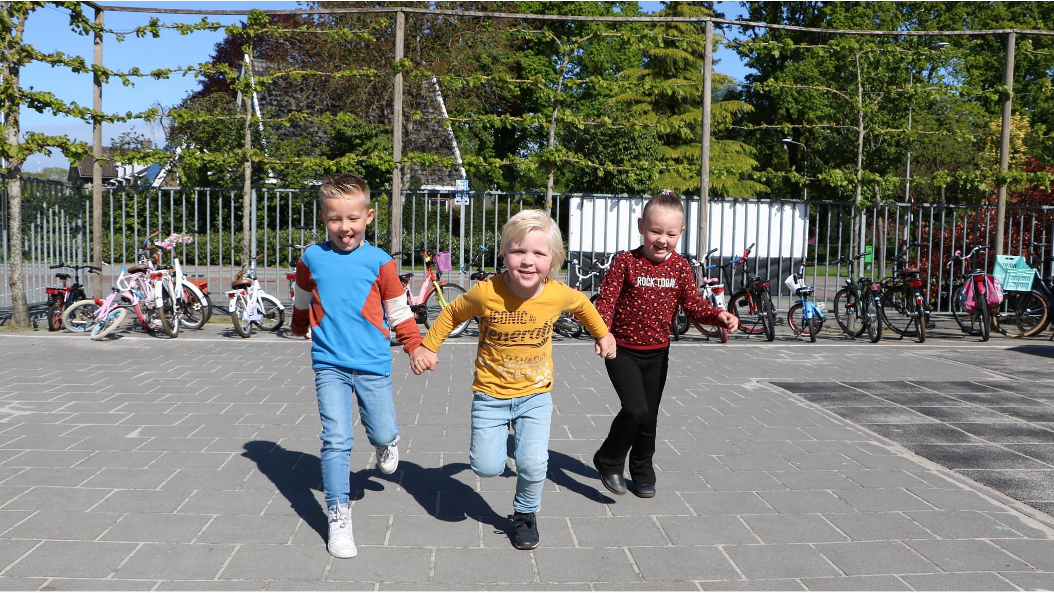 Kindcentrum De Koningsberger in Bergentheim, kinderen spelen vrolijk op het schoolplein. Kindcentrum De Koningsberger in Bergentheim, kinderen spelen vrolijk op het schoolplein.