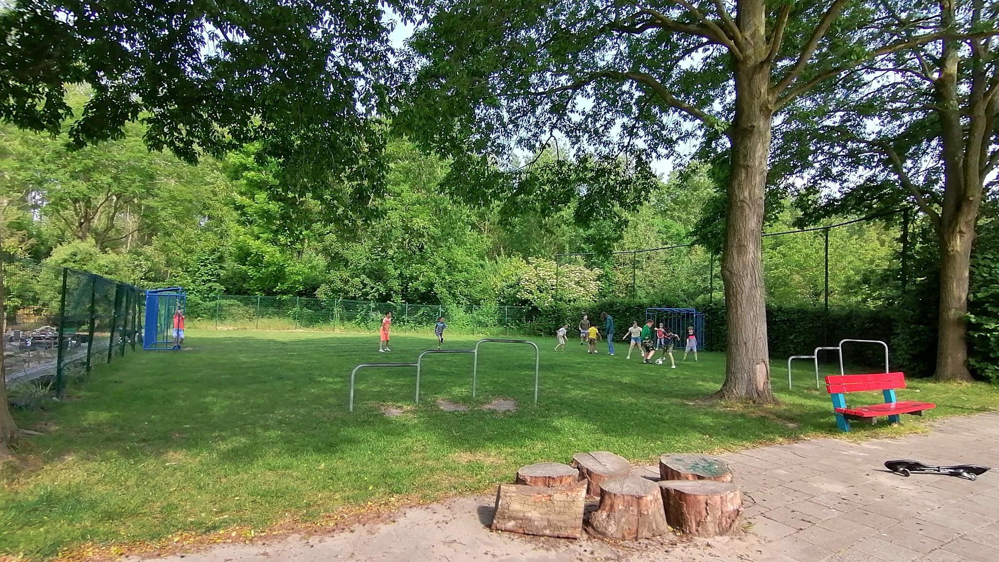 Kindcentrum De Morgenster in Kerkwerve biedt een levendig schoolplein waar kinderen spelen en actief zijn.