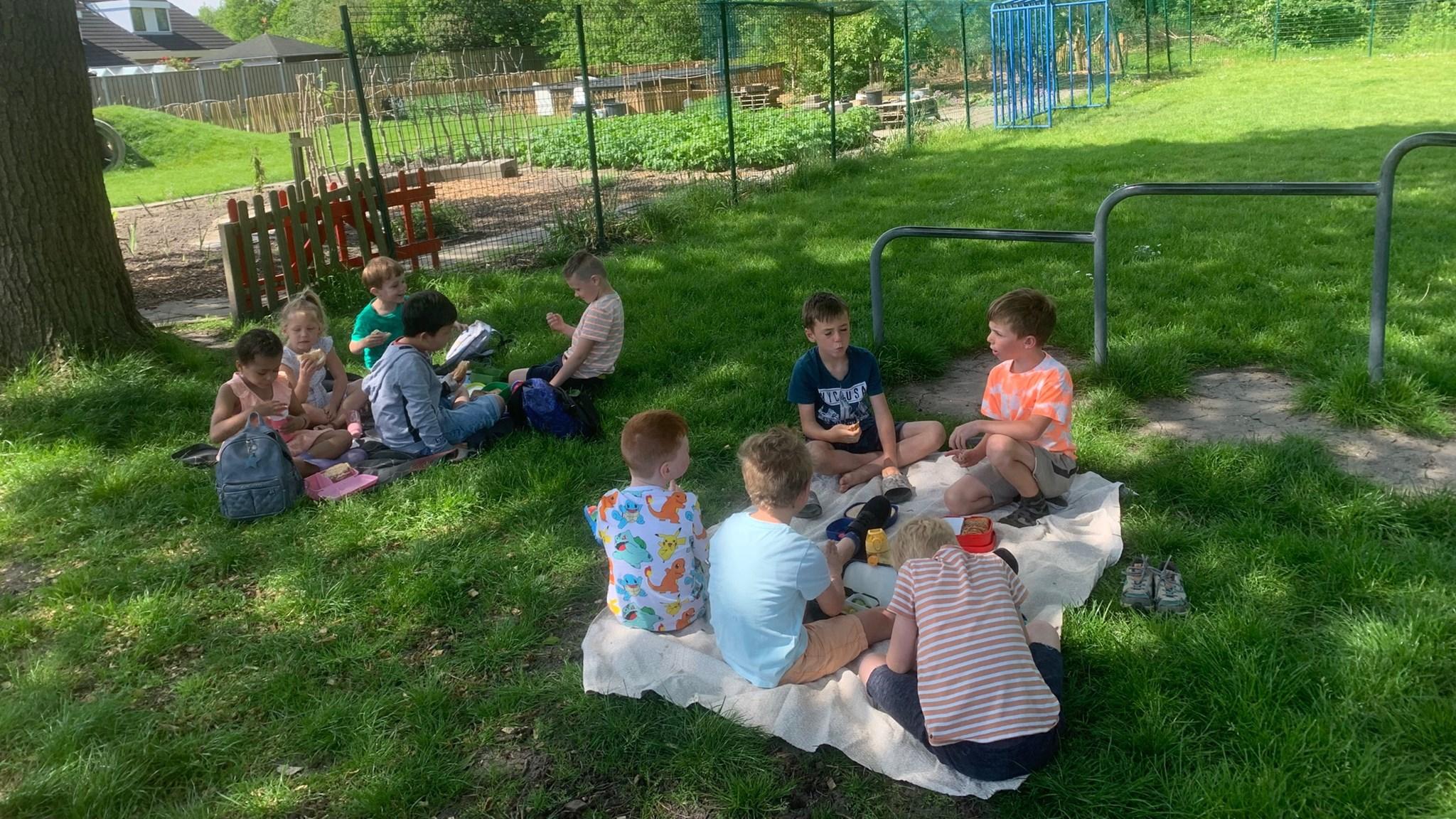 Kindcentrum De Morgenster in Kerkwerve, kinderen genieten van een picknick op het schoolplein.