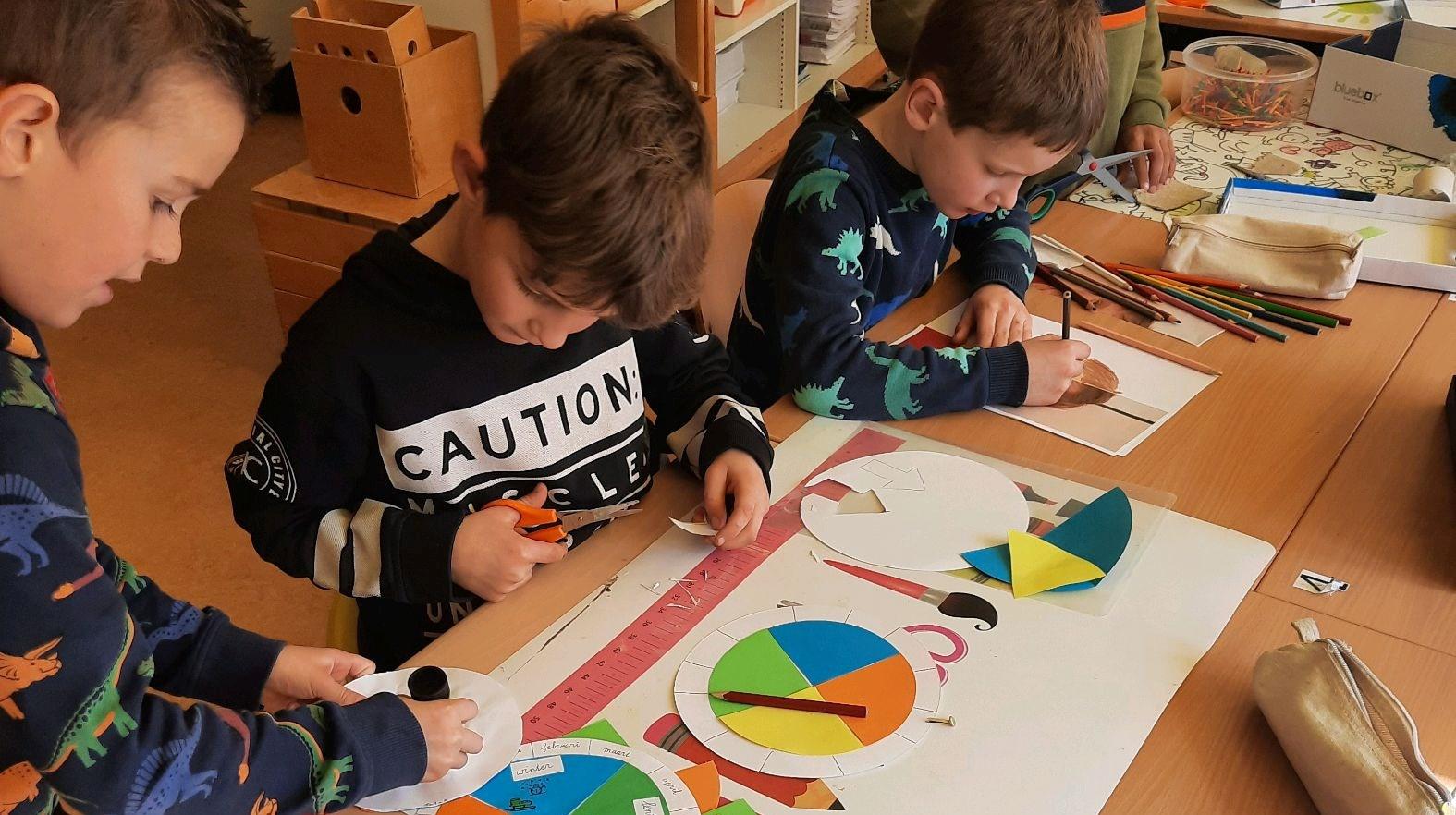 Kindcentrum De Morgenster in Kerkwerve, waar kinderen creatief aan projecten werken aan tafel.