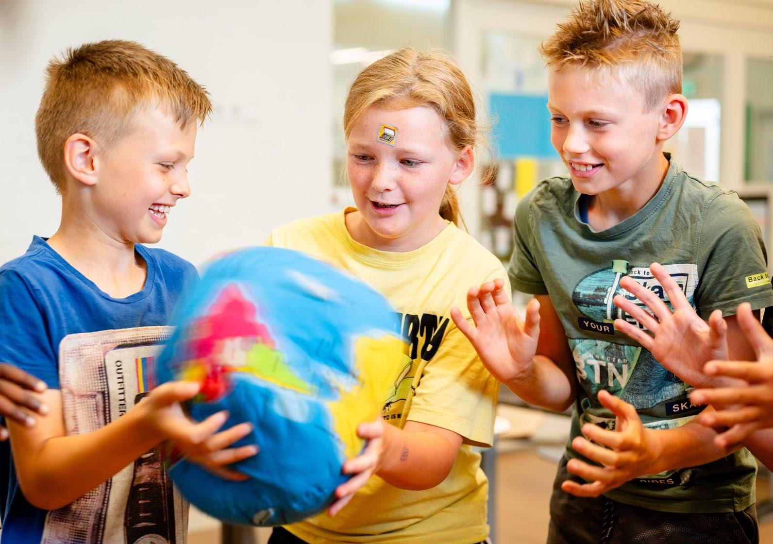 Kindcentrum De Morgenster in Zwolle: Kinderen spelen en leren samen met een wereldbol.