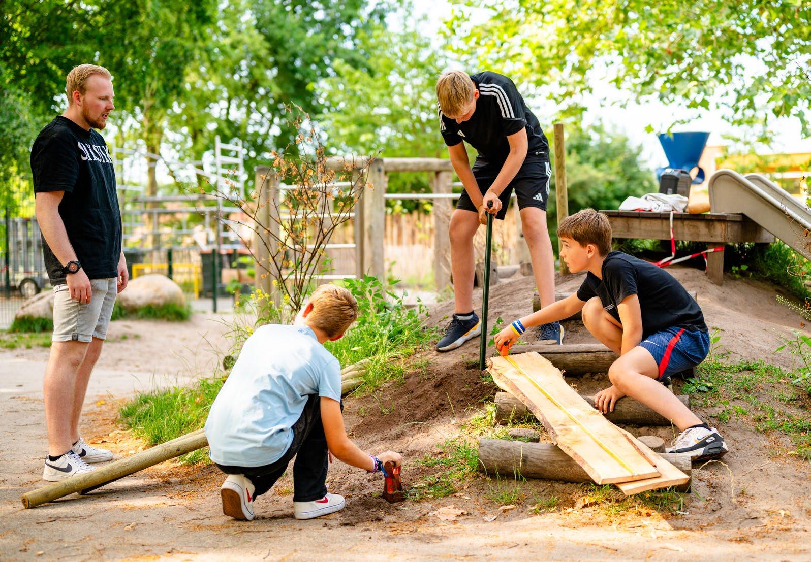Kindcentrum De Morgenster in Zwolle, kinderen werken samen aan een project op het schoolplein.