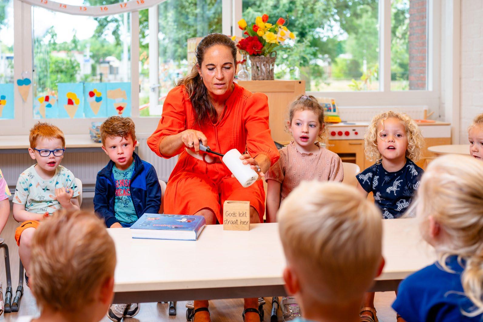 Kindcentrum De Morgenster in Zwolle, met een docent die een activiteit doet met jonge kinderen.