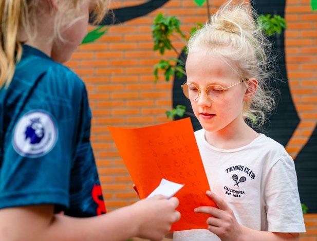 Kindcentrum De Morgenster in Zwolle, met kinderen die een activiteit uitvoeren op het schoolplein.