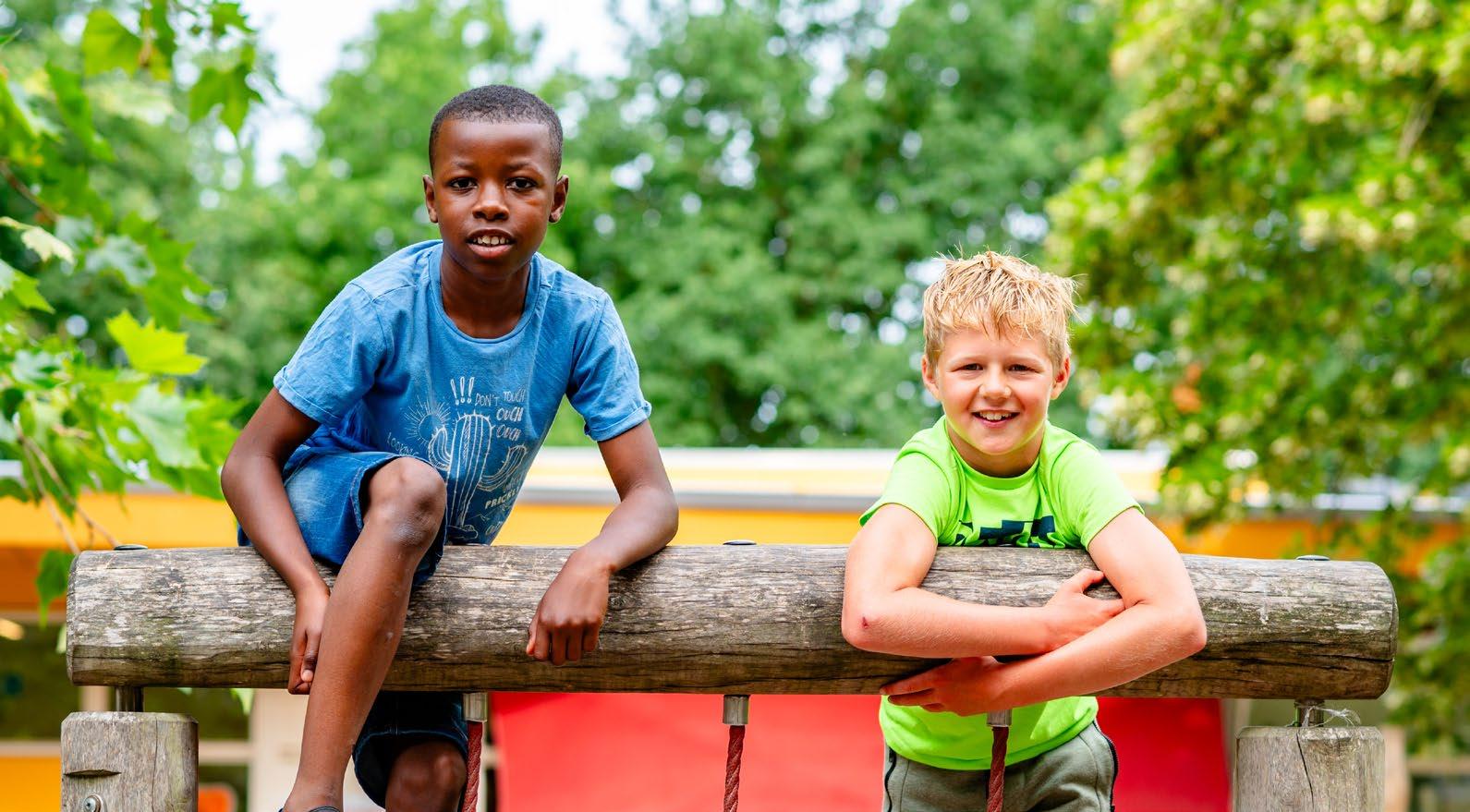 Kindcentrum De Morgenster in Zwolle, met kinderen die plezier hebben op het schoolplein.