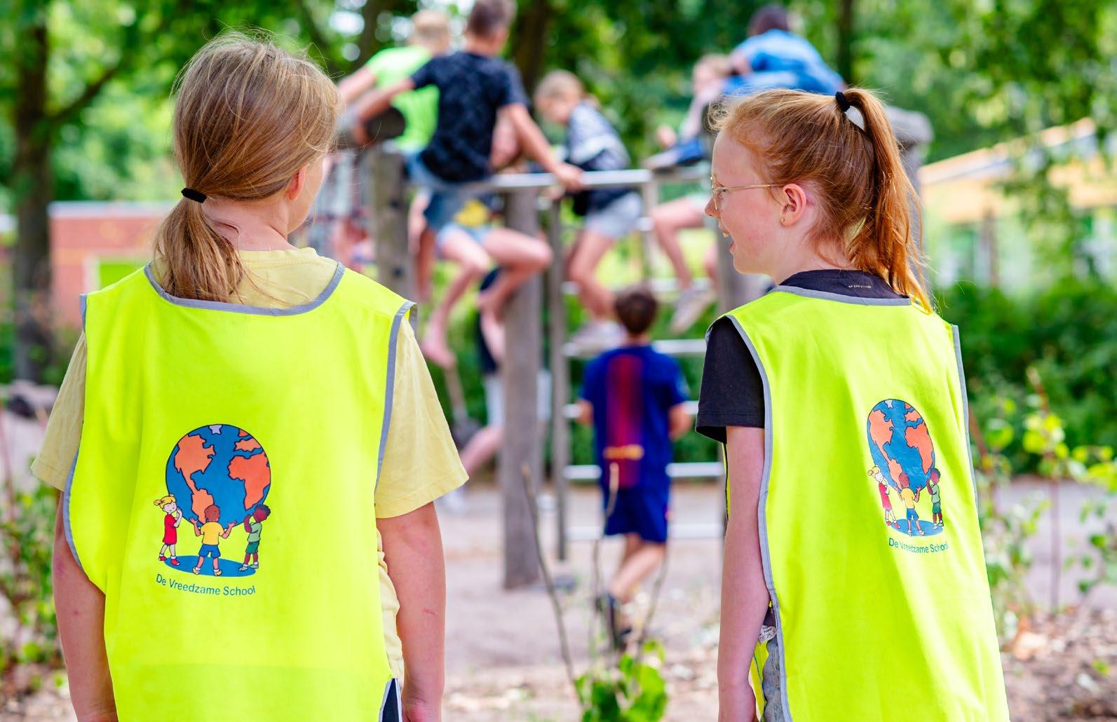Kindcentrum De Morgenster in Zwolle met spelende kinderen op het schoolplein.
