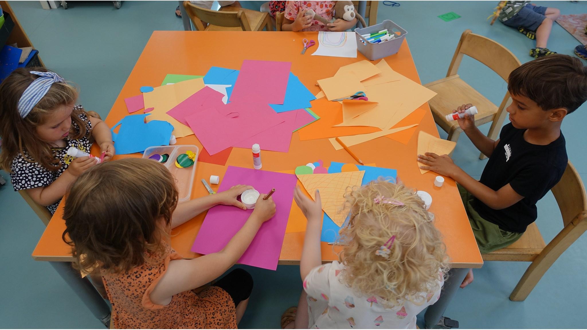 Kindcentrum De Poeljeugd in 's-Heer Hendrikskinderen tijdens een creatieve knutselactiviteit. Kindcentrum De Poeljeugd in 's-Heer Hendrikskinderen tijdens een creatieve knutselactiviteit.