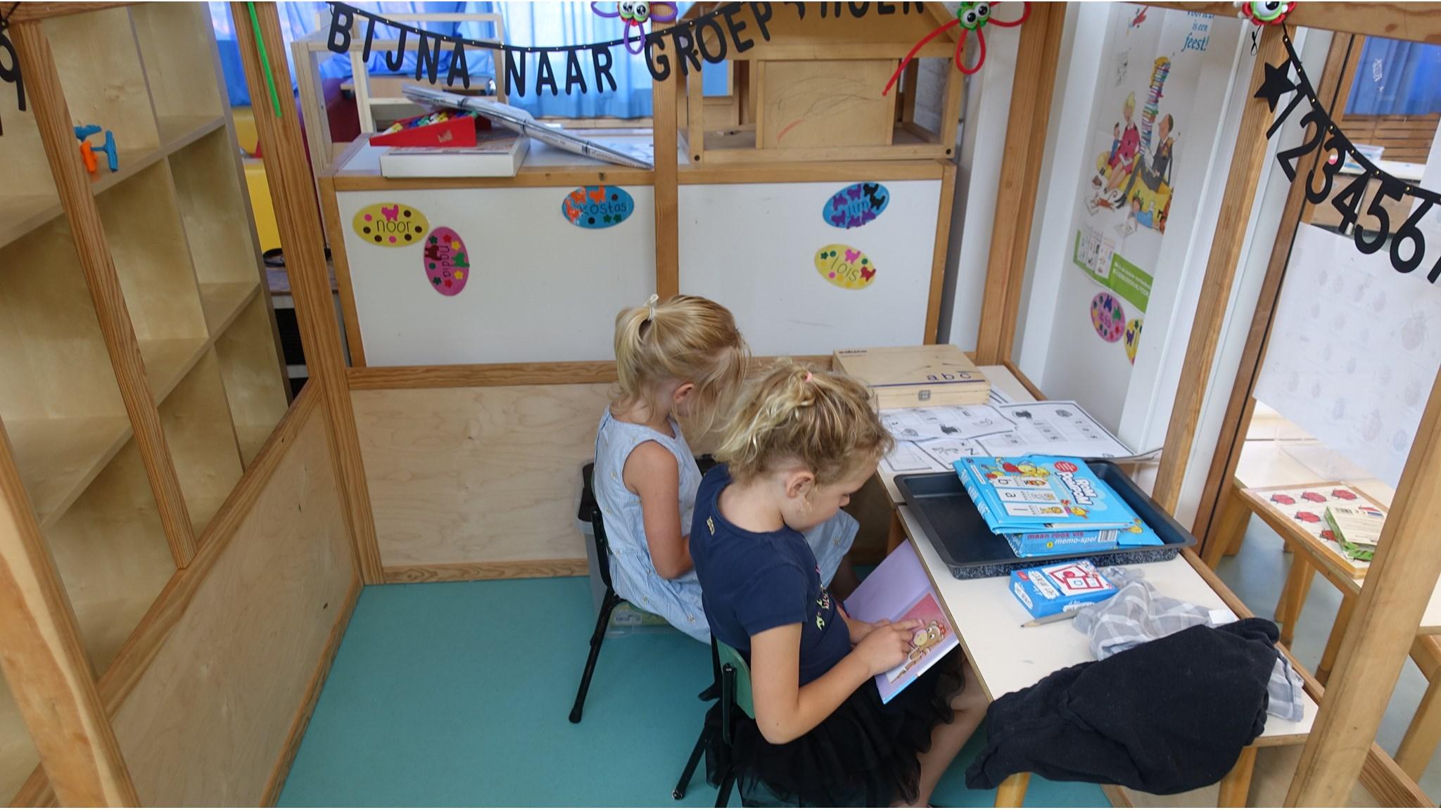 Kindcentrum De Poeljeugd in 's-Heer Hendrikskinderen, waar kinderen creatief bezig zijn in een speelse omgeving. Kindcentrum De Poeljeugd in 's-Heer Hendrikskinderen, waar kinderen creatief bezig zijn in een speelse omgeving.