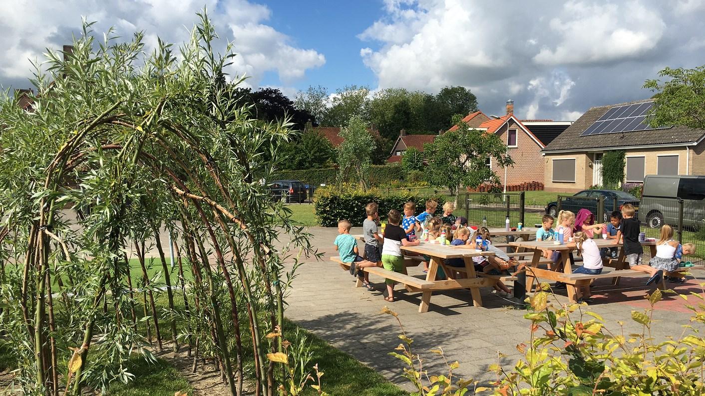 Kindcentrum De Poeljeugd in 's-Heer Hendrikskinderen, waar kinderen genieten van hun tijd op het schoolplein. Kindcentrum De Poeljeugd in 's-Heer Hendrikskinderen, waar kinderen genieten van hun tijd op het schoolplein.