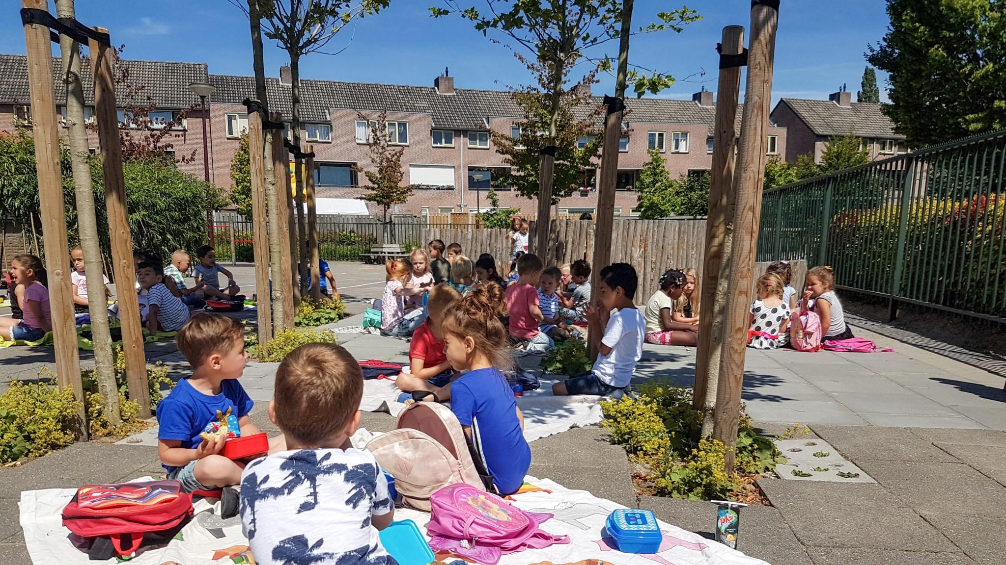 Kindcentrum De Regenboog in Oudenbosch, waar kinderen gezellig samen een pauze doorbrengen op het schoolplein. Kindcentrum De Regenboog in Oudenbosch, waar kinderen gezellig samen een pauze doorbrengen op het schoolplein.