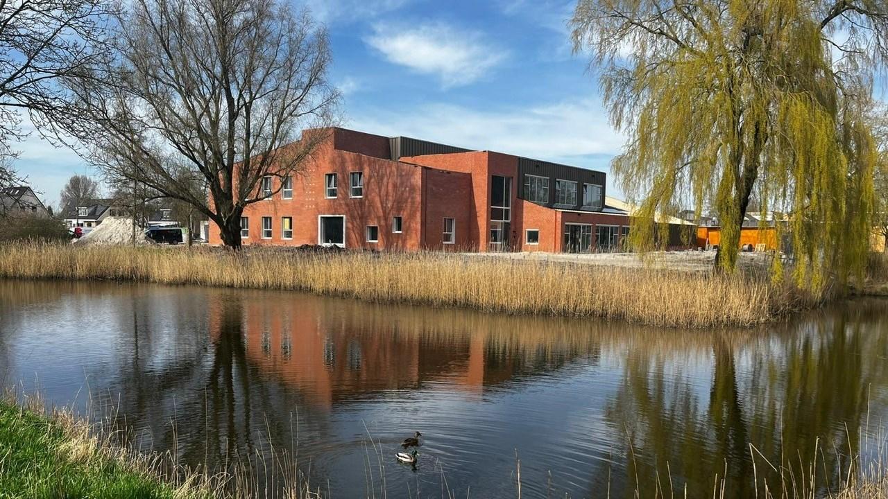 Kindcentrum de Rietpluim in Delfzijl, met uitzicht op de school en het omliggende water. Kindcentrum de Rietpluim in Delfzijl, met uitzicht op de school en het omliggende water.