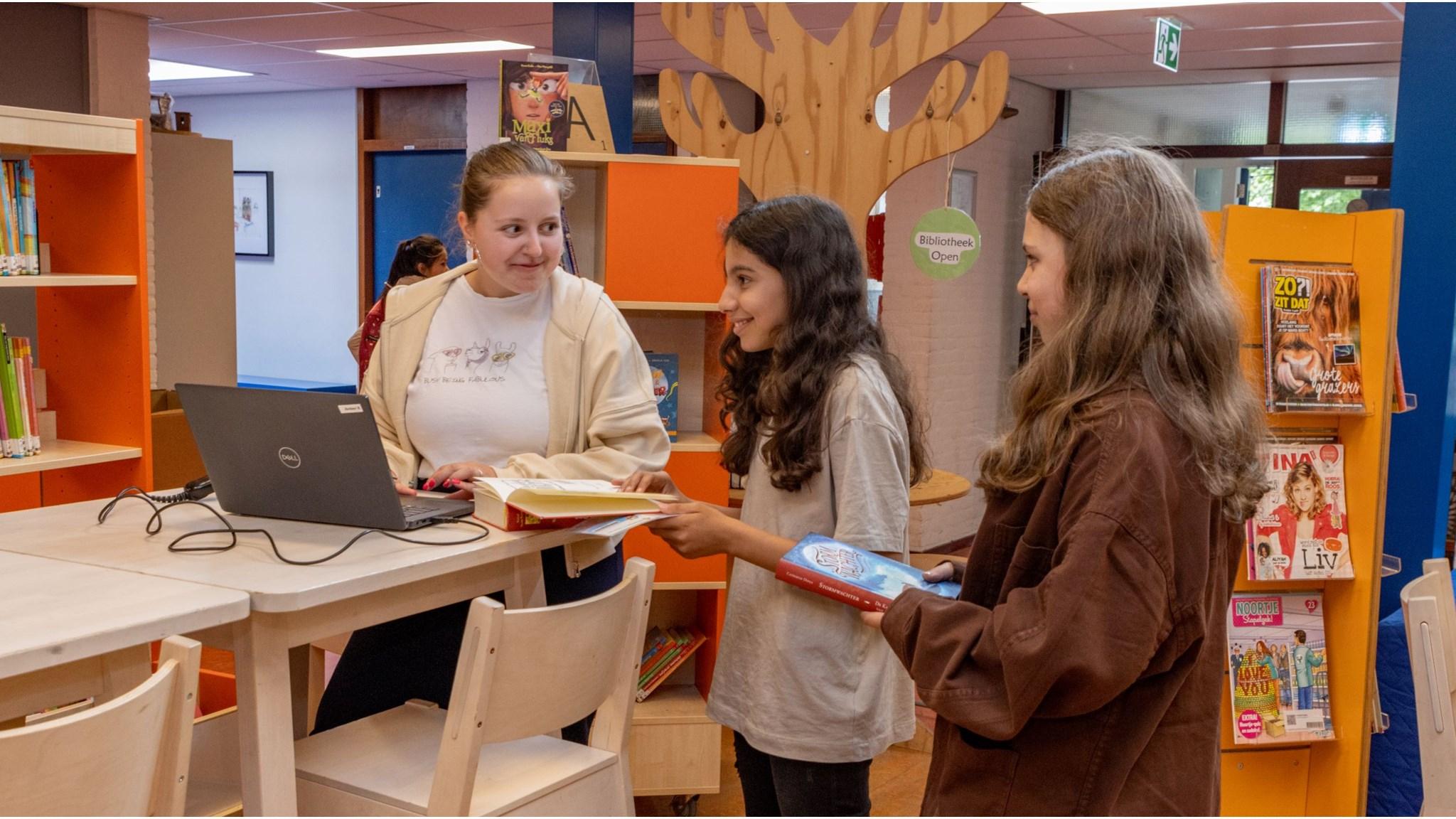 Kindcentrum De Sleutelbloem in Beverwijk, leerlingen bezig met lezen en leren in de bibliotheek. Kindcentrum De Sleutelbloem in Beverwijk, leerlingen bezig met lezen en leren in de bibliotheek.