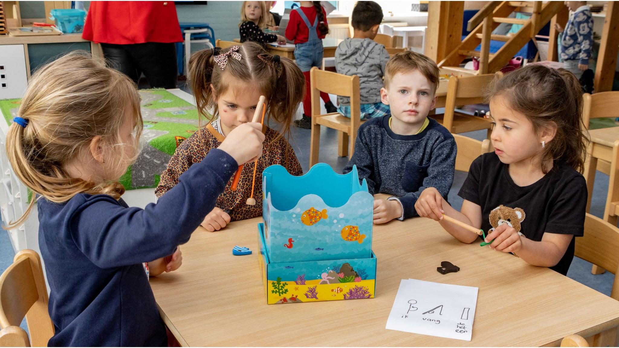 Kindcentrum De Sleutelbloem in Beverwijk ziet kinderen spelen en leren aan een tafel met educatieve materialen. Kindcentrum De Sleutelbloem in Beverwijk ziet kinderen spelen en leren aan een tafel met educatieve materialen.