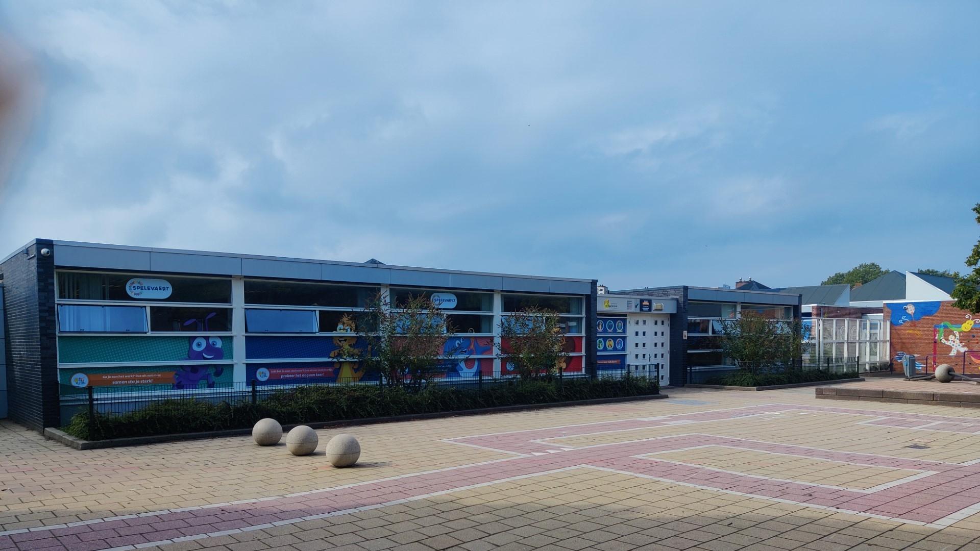 Kindcentrum De Spelevaert in Zoetermeer met een kleurrijk schoolplein en onderwijsgebouwen. Kindcentrum De Spelevaert in Zoetermeer met een kleurrijk schoolplein en onderwijsgebouwen.
