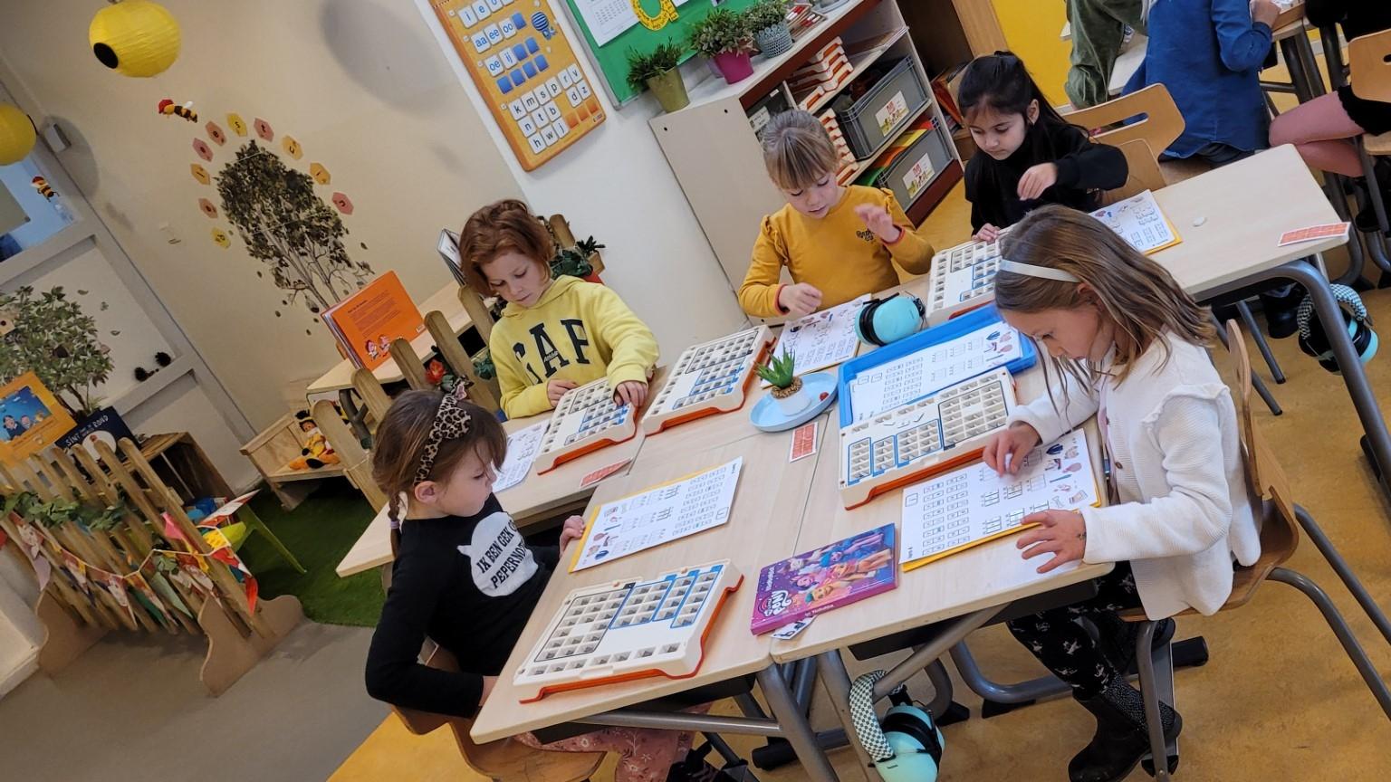 Kindcentrum De Spelevaert in Zoetermeer toont kinderen die enthousiast leren aan hun tafels. Kindcentrum De Spelevaert in Zoetermeer toont kinderen die enthousiast leren aan hun tafels.