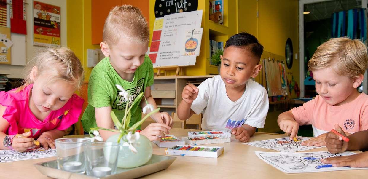 Kindcentrum De Spreng in Barneveld biedt een creatieve leeromgeving waar kinderen samen kleuren en knutselen. Kindcentrum De Spreng in Barneveld biedt een creatieve leeromgeving waar kinderen samen kleuren en knutselen.