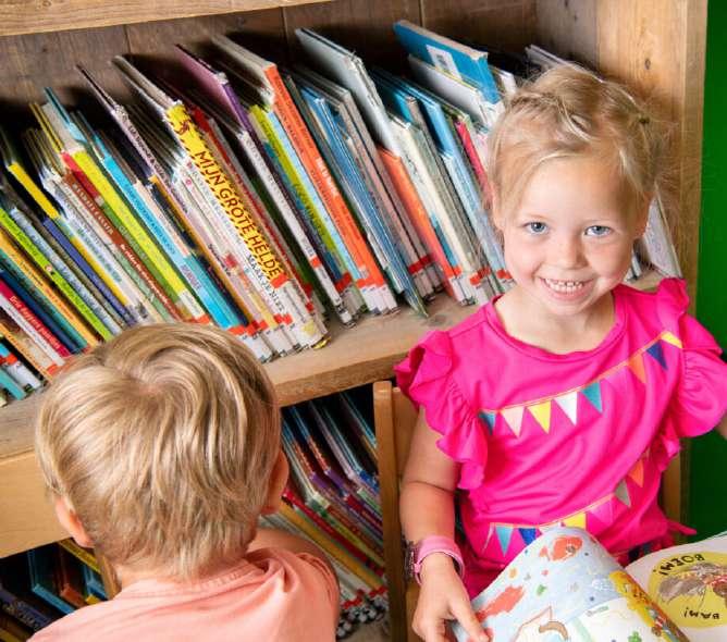 Kindcentrum De Spreng in Barneveld: kinderen genieten van boeken in de bibliotheek. Kindcentrum De Spreng in Barneveld: kinderen genieten van boeken in de bibliotheek.