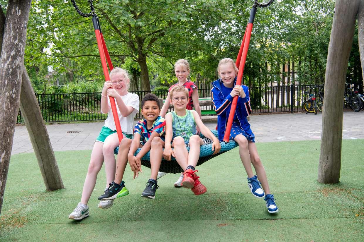 Kindcentrum De Spreng in Barneveld: kinderen genieten van het schoolplein met een schommelactiviteit. Kindcentrum De Spreng in Barneveld: kinderen genieten van het schoolplein met een schommelactiviteit.