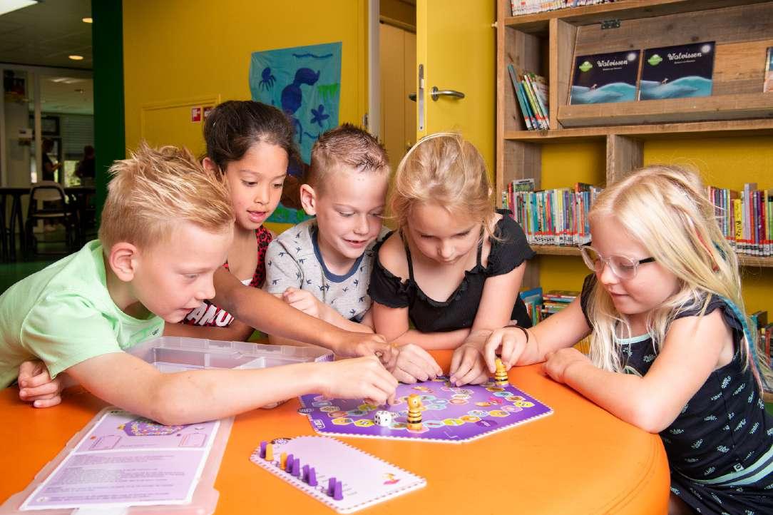 Kindcentrum De Spreng in Barneveld: kinderen spelen samen met een bordspel aan een tafel. Kindcentrum De Spreng in Barneveld: kinderen spelen samen met een bordspel aan een tafel.