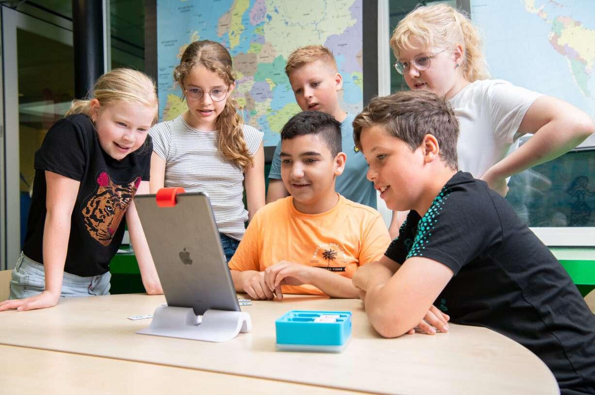 Kindcentrum De Spreng in Barneveld: leerlingen werken samen rond een tablet. Kindcentrum De Spreng in Barneveld: leerlingen werken samen rond een tablet.