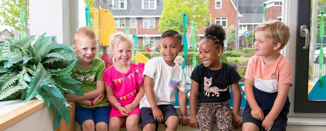 Kindcentrum De Spreng in Barneveld met blije kinderen op het schoolplein. Kindcentrum De Spreng in Barneveld met blije kinderen op het schoolplein.