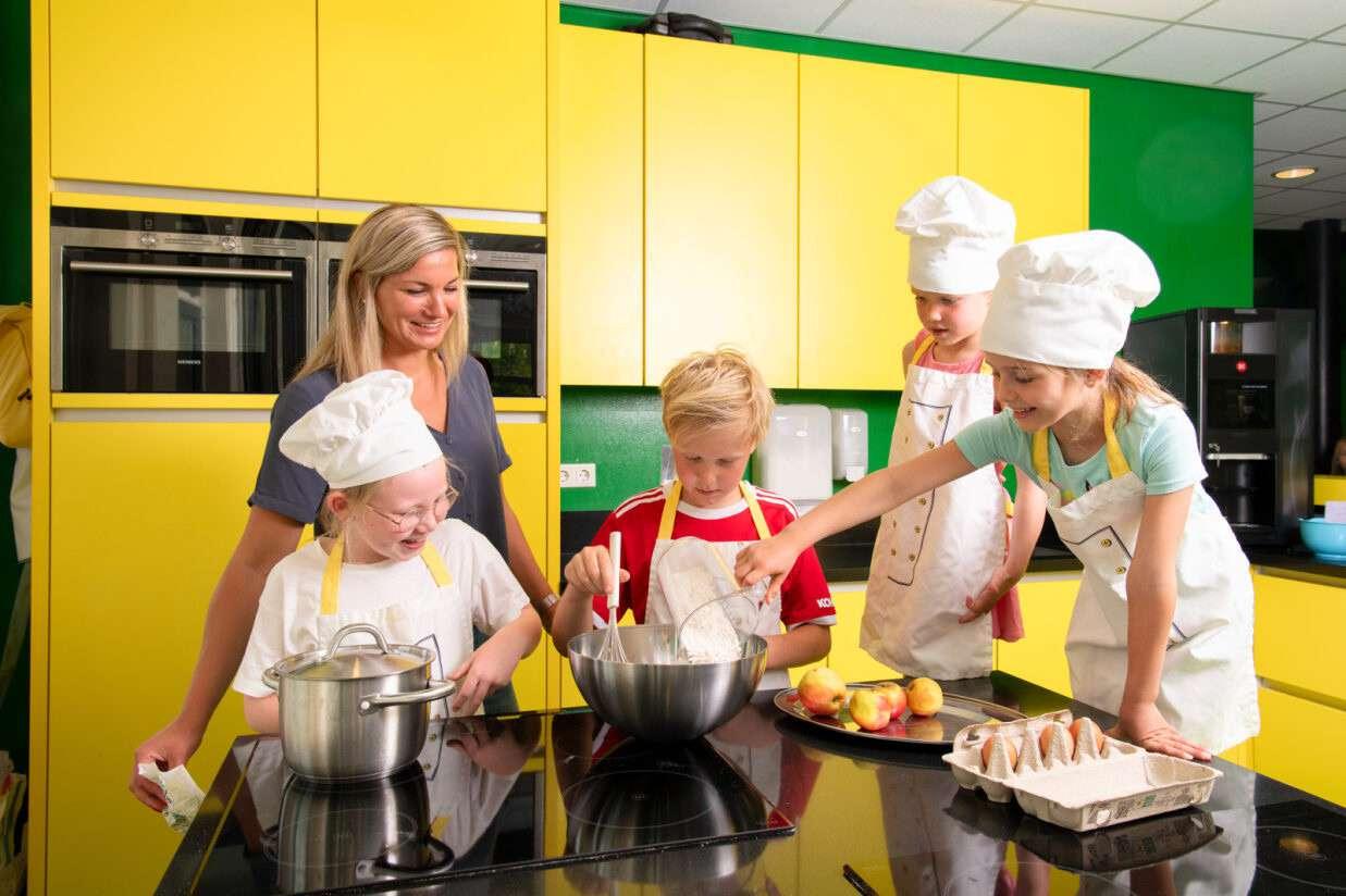 Kindcentrum De Spreng in Barneveld organiseert een kookactiviteit voor kinderen met een enthousiaste begeleider. Kindcentrum De Spreng in Barneveld organiseert een kookactiviteit voor kinderen met een enthousiaste begeleider.