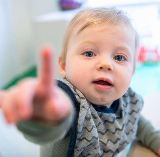 Kindcentrum De Spreng in Barneveld toont een jong kind dat met een vinger omhoog wijst. Kindcentrum De Spreng in Barneveld toont een jong kind dat met een vinger omhoog wijst.