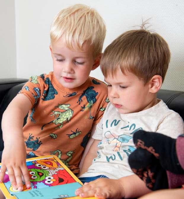 Kindcentrum De Spreng in Barneveld: Twee kinderen lezen samen een kleurrijk prentenboek. Kindcentrum De Spreng in Barneveld: Twee kinderen lezen samen een kleurrijk prentenboek.