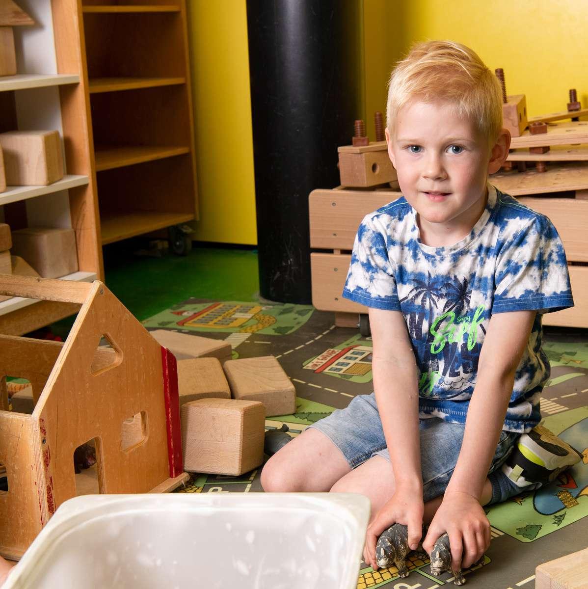 Kindcentrum De Spreng in Barneveld, waar een kind speelt met blokken en schildpadden op het speelvlak. Kindcentrum De Spreng in Barneveld, waar een kind speelt met blokken en schildpadden op het speelvlak.