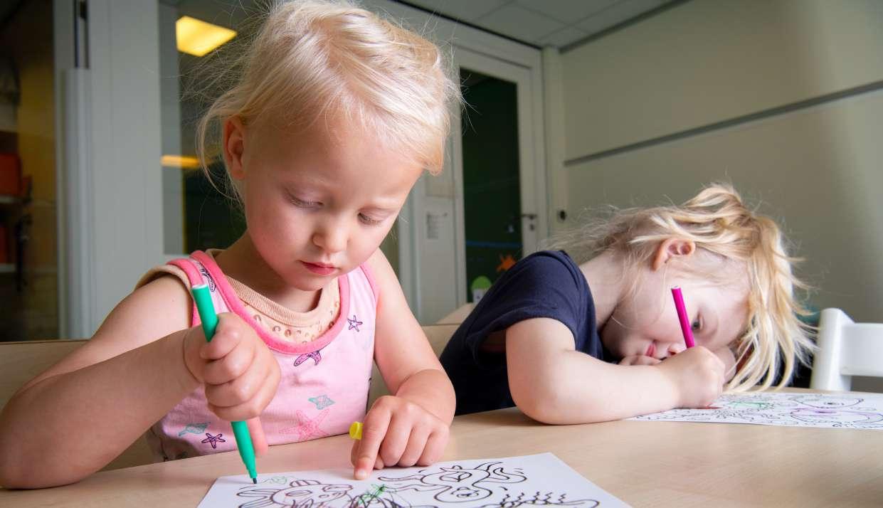 Kindcentrum De Spreng in Barneveld, waar kinderen zich creatief bezig houden met kleuren. Kindcentrum De Spreng in Barneveld, waar kinderen zich creatief bezig houden met kleuren.